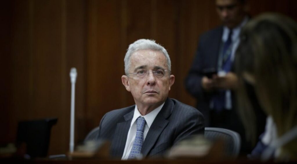 Álvaro Uribe Vélez durante audiencia judicial donde fue condenado por fraude procesal y soborno