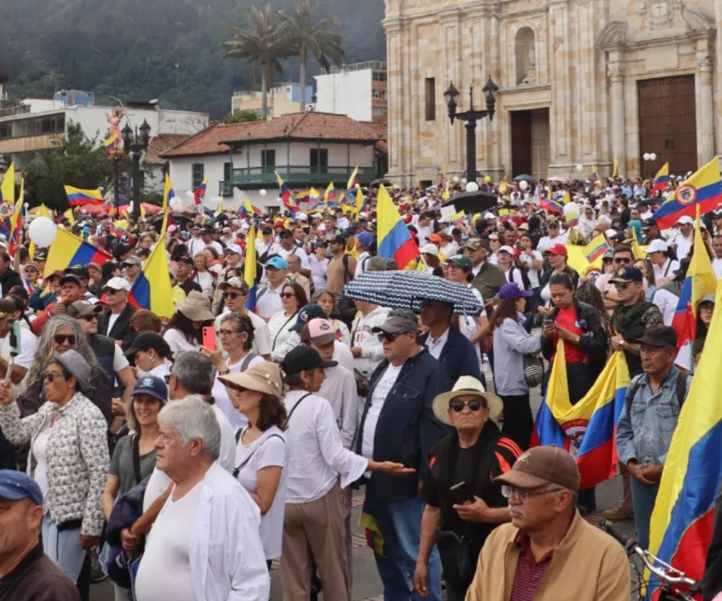 Simpatizantes del Centro Democrático llenaron plazas y calles con mensajes de apoyo, evidenciando el poder de convocatoria del uribismo de cara a 2026.